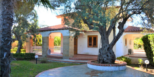 A Noto, un giardino, una villa ed il profumo del mare.